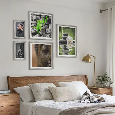 Pared de galería de arte con ambiente zen relajante