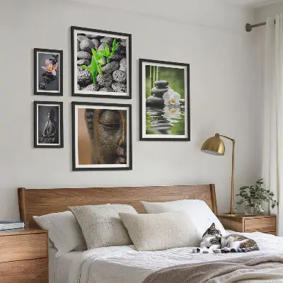 Pared de galería de arte con ambiente zen relajante