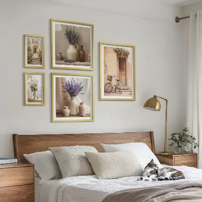 Conjunto de cuadros decorativos interiores elegantes con bicicleta y flores