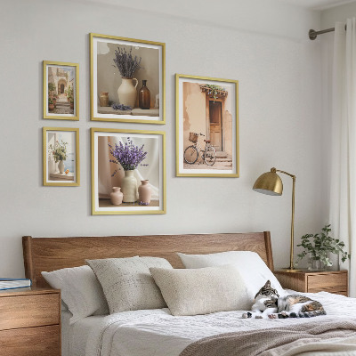 Conjunto de cuadros decorativos Interiores elegantes con una bicicleta y flores.