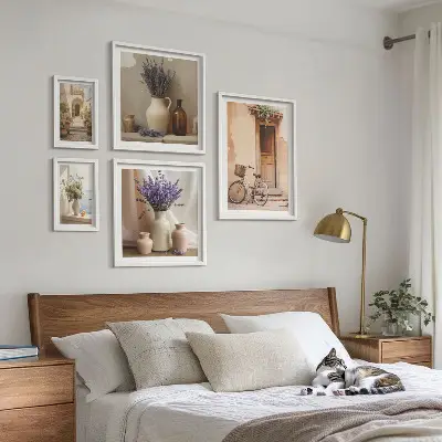 Conjunto de cuadros decorativos interiores elegantes con bicicleta y flores