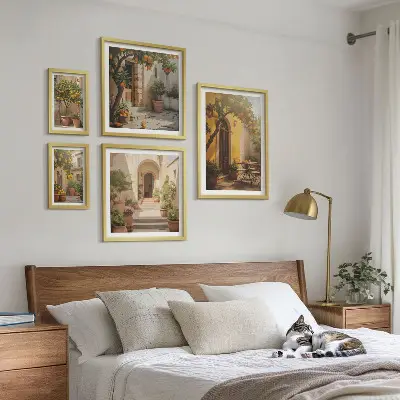 Set de 5 cuadros para salón con diseño de encantadoras calles naranjas