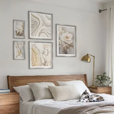 Pared galería de arte motivos florales abstractos con un toque de elegancia