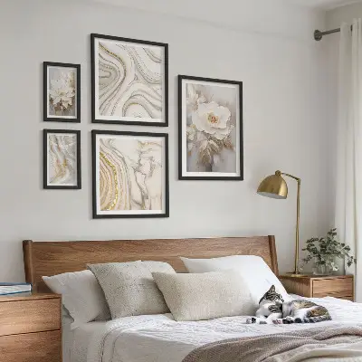 Pared galería de arte motivos florales abstractos con un toque de elegancia