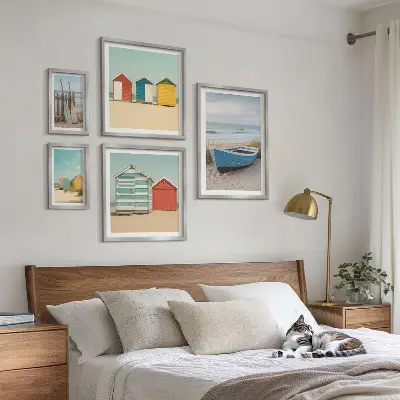 Pared galería de arte vistas al mar, casas y barcos