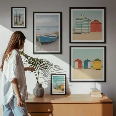 Pared galería de arte vistas al mar, casas y barcos