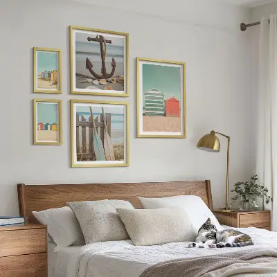 Conjunto de cuadros decorativos con diseño de casas de playa junto al mar