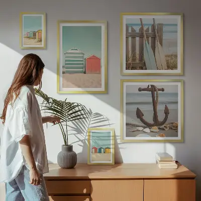 Conjunto de cuadros decorativos con diseño de casas de playa junto al mar
