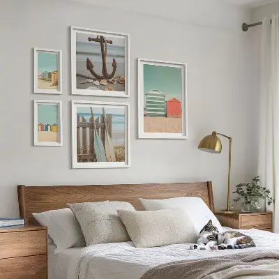 Conjunto de cuadros decorativos con diseño de casas de playa junto al mar