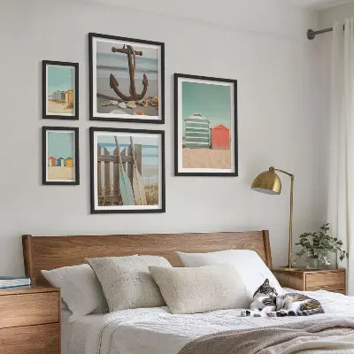 Conjunto de cuadros decorativos con diseño de casas de playa junto al mar