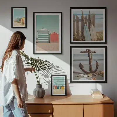 Conjunto de cuadros decorativos con diseño de casas de playa junto al mar