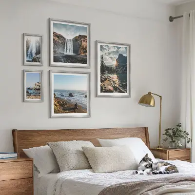 Pared galería de arte con paisajes, cascadas y playas
