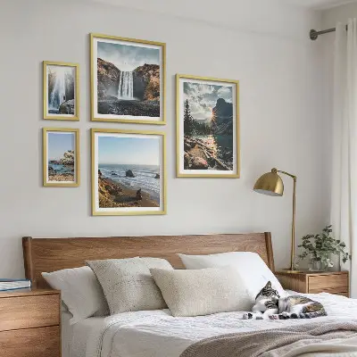 Pared galería de arte con paisajes, cascadas y playas