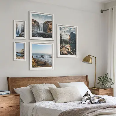 Pared galería de arte con paisajes, cascadas y playas