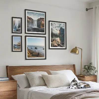 Pared galería de arte con paisajes, cascadas y playas