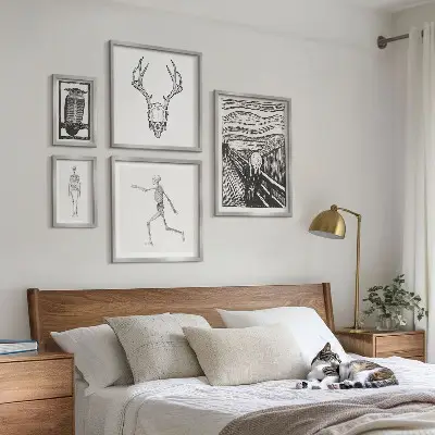 Pared galería de arte con diseño de naturaleza y hombre en estilo surrealista