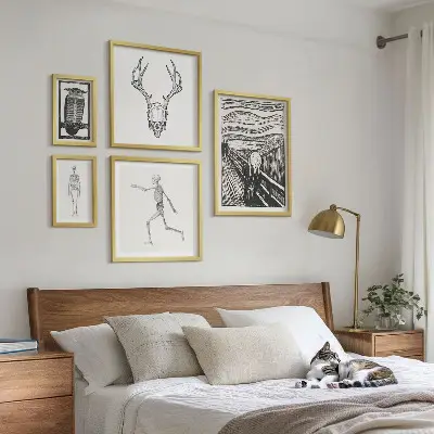 Pared galería de arte con diseño de naturaleza y hombre en estilo surrealista