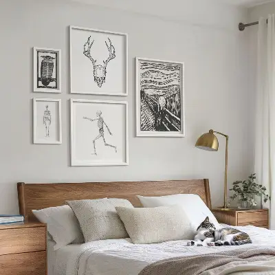 Pared galería de arte con diseño de naturaleza y hombre en estilo surrealista