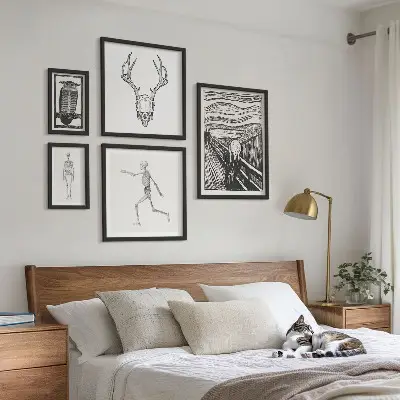 Pared galería de arte con diseño de naturaleza y hombre en estilo surrealista
