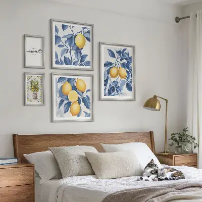 Pared galería de arte con diseño de toques rústicos de limón