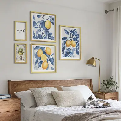 Pared galería de arte con diseño de toques rústicos de limón