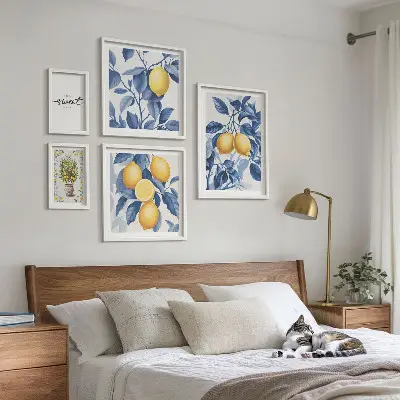 Pared galería de arte con diseño de toques rústicos de limón