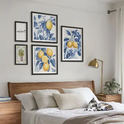 Pared galería de arte con diseño de toques rústicos de limón
