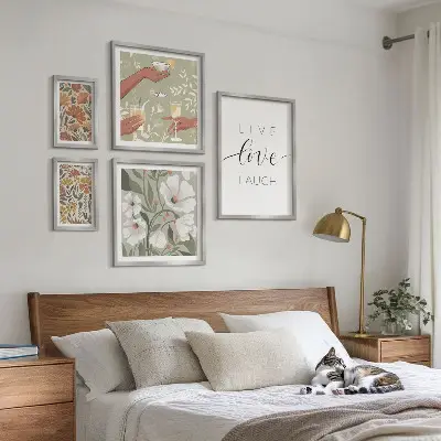 Conjunto de cuadros decorativos con eslóganes y elegantes gráficos florales