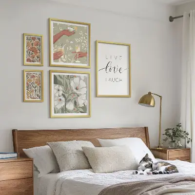 Conjunto de cuadros decorativos con eslóganes y elegantes gráficos florales