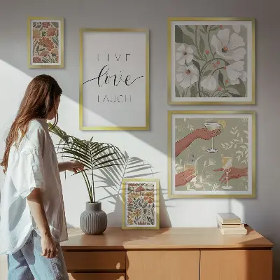 Conjunto de cuadros decorativos con eslóganes y elegantes gráficos florales