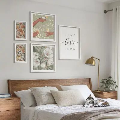 Conjunto de cuadros decorativos con eslóganes y elegantes gráficos florales