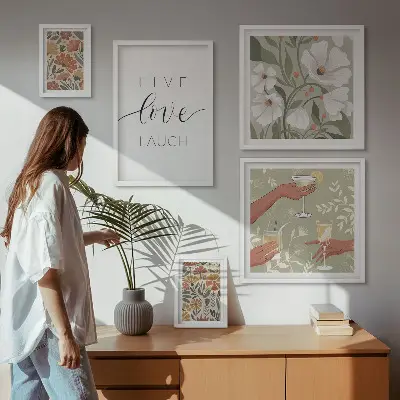 Conjunto de cuadros decorativos con eslóganes y elegantes gráficos florales