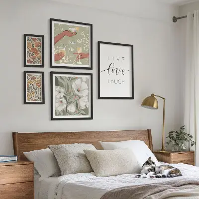 Conjunto de cuadros decorativos con eslóganes y elegantes gráficos florales