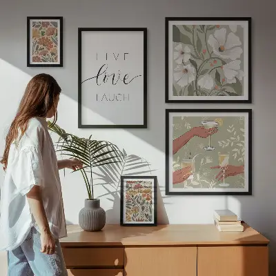 Conjunto de cuadros decorativos con eslóganes y elegantes gráficos florales