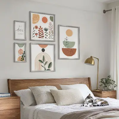 Pared galería de arte gráficos elegantes con plantas y formas geométricas