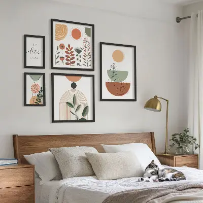 Pared galería de arte gráficos elegantes con plantas y formas geométricas