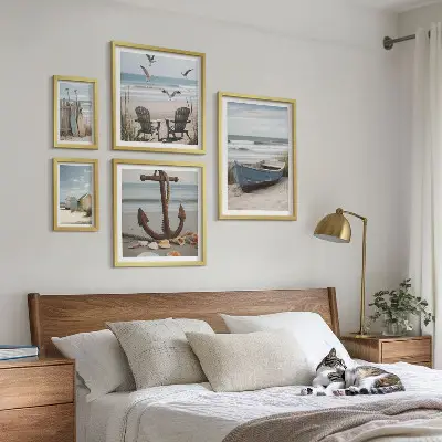 Pared galería de arte decoración con ambiente costero, relax y playa