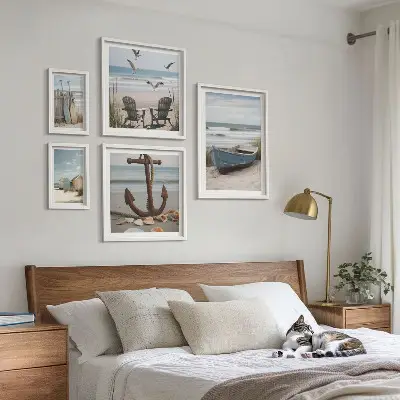 Pared galería de arte decoración con ambiente costero, relax y playa