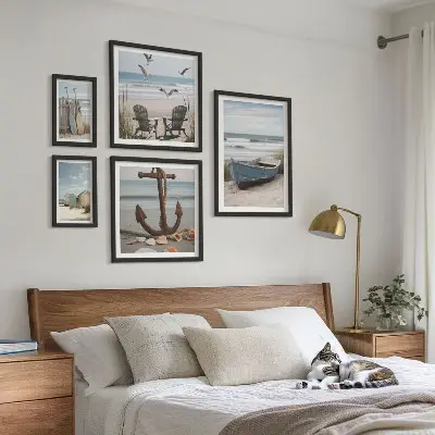 Pared galería de arte decoración con ambiente costero, relax y playa