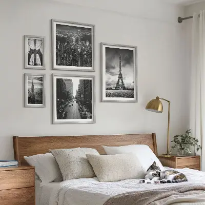 Conjunto de cuadros decorativos con iconos arquitectónicos en blanco y negro
