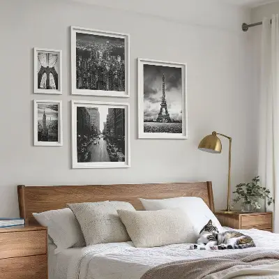 Conjunto de cuadros decorativos con iconos arquitectónicos en blanco y negro