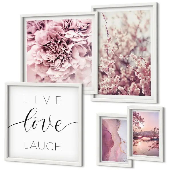 Pared galería de arte con eslóganes y motivos florales en tonos pastel