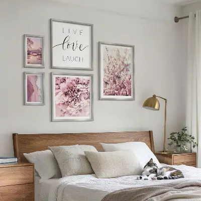 Pared galería de arte con eslóganes y motivos florales en tonos pastel