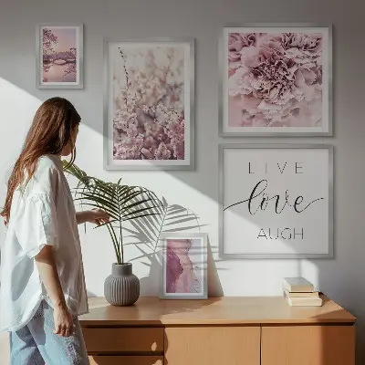Pared galería de arte con eslóganes y motivos florales en tonos pastel