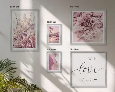 Pared galería de arte con eslóganes y motivos florales en tonos pastel