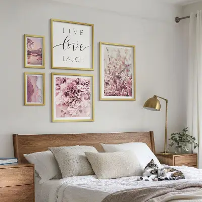 Pared galería de arte con eslóganes y motivos florales en tonos pastel