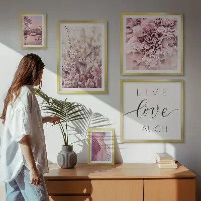 Pared galería de arte con eslóganes y motivos florales en tonos pastel