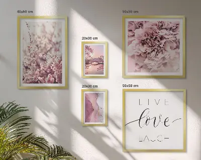 Pared galería de arte con eslóganes y motivos florales en tonos pastel