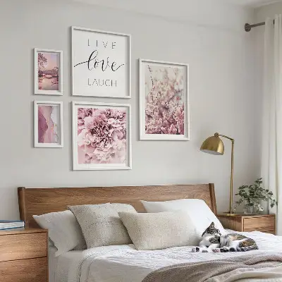 Pared galería de arte con eslóganes y motivos florales en tonos pastel