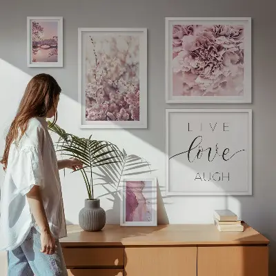 Pared galería de arte con eslóganes y motivos florales en tonos pastel